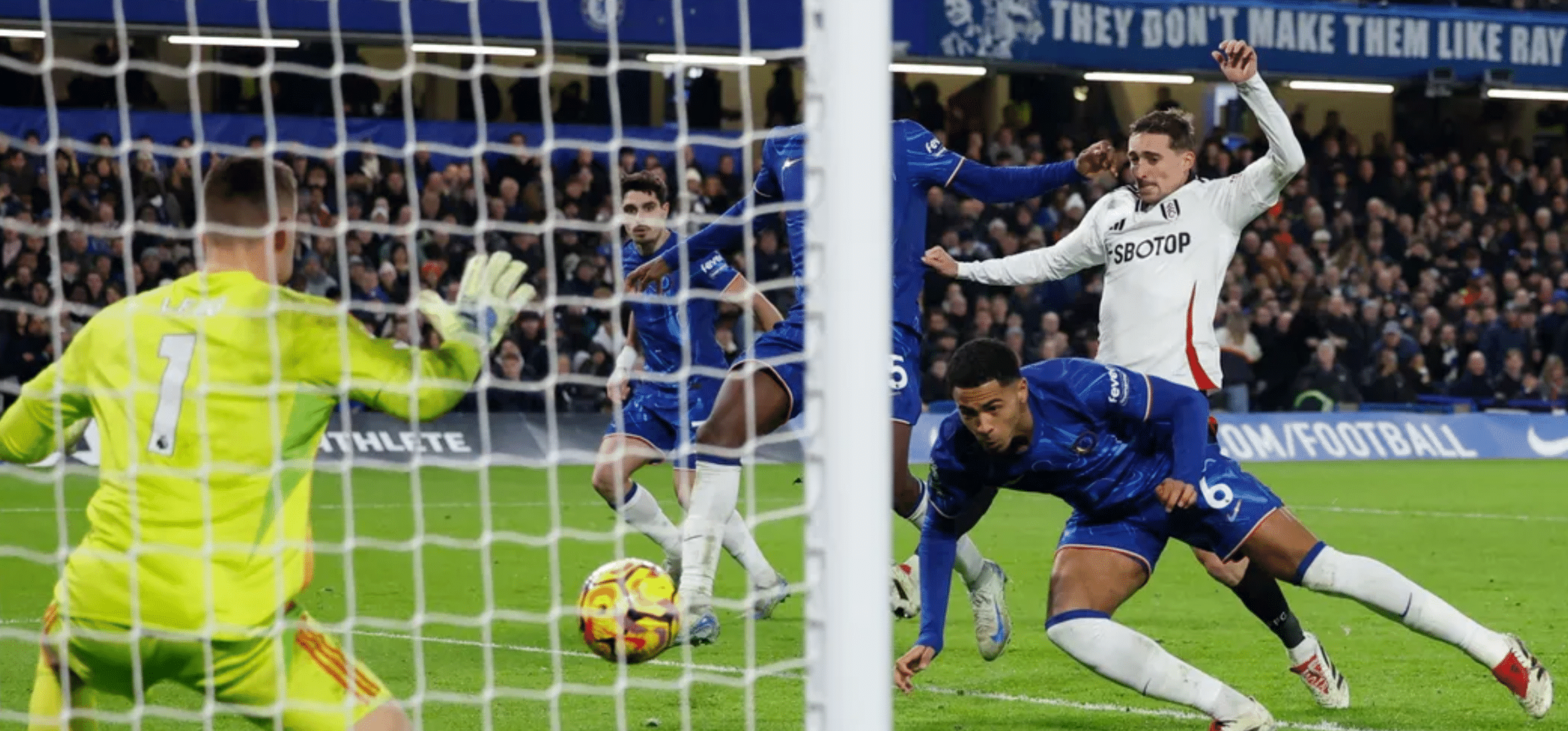 包含纷争不断的足球比赛场上暗藏杀机的词条