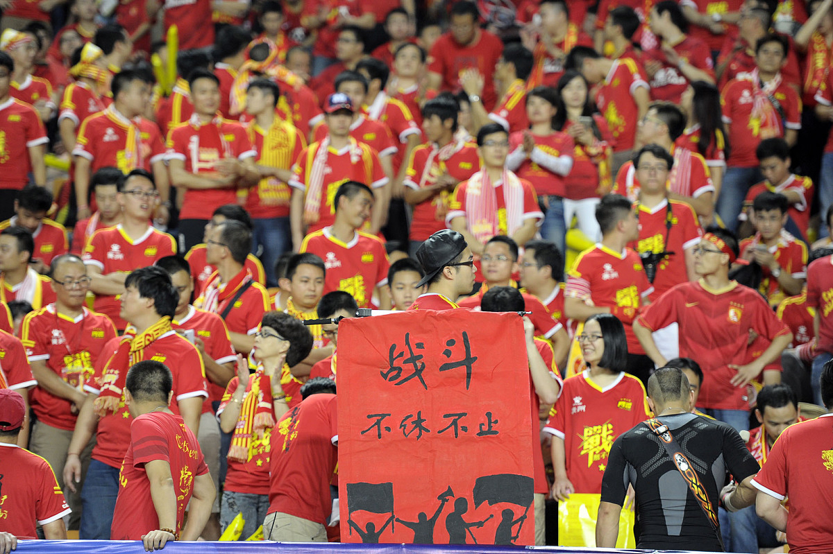 各支球队为了晋级努力奋战，激烈角逐正酣