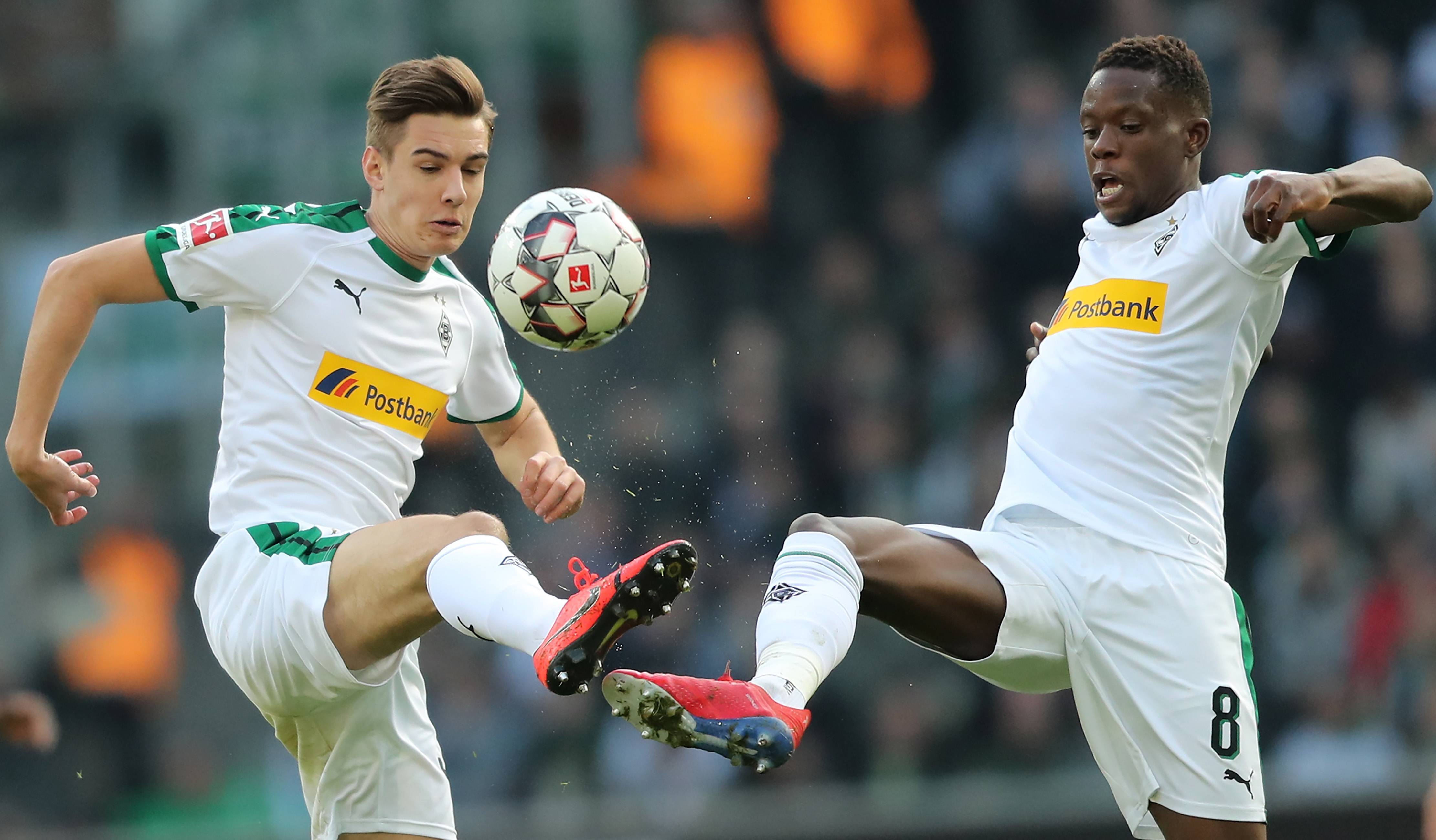 关于门兴格拉德巴赫艰难取胜，保持不败的信息