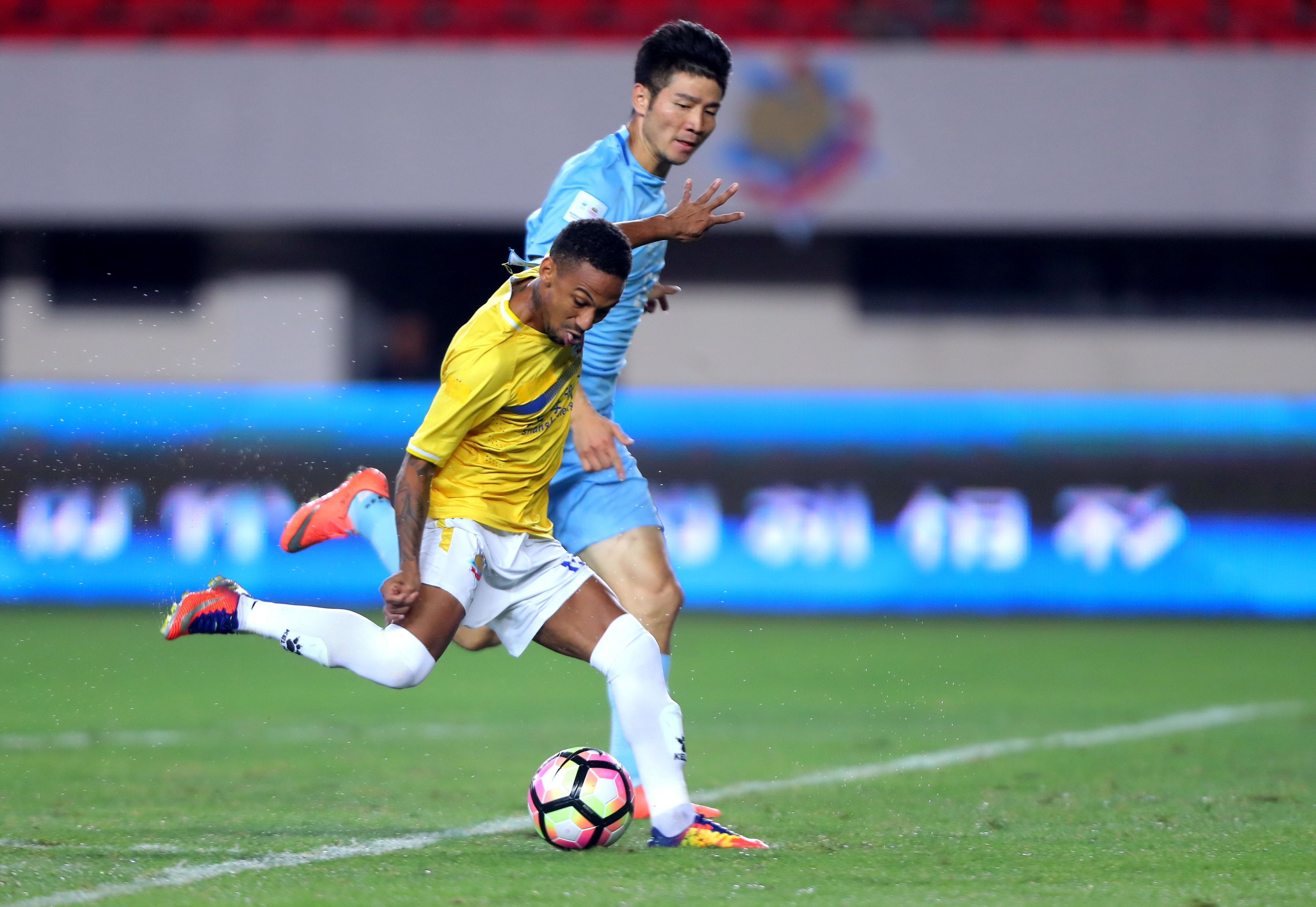 包含江苏苏宁主场对阵重庆力帆，双方争夺胜利的词条