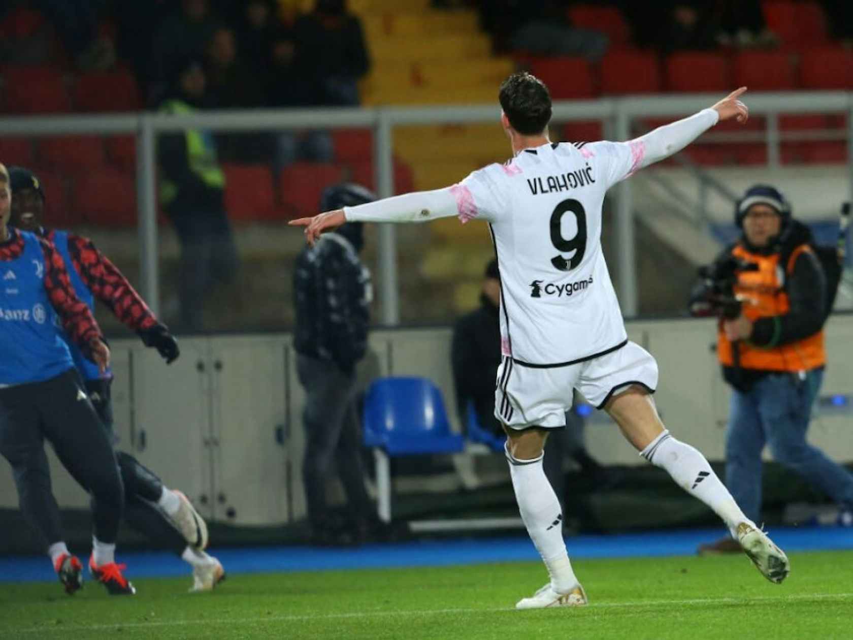 意甲赛场：尤文图斯战胜对手取得胜利