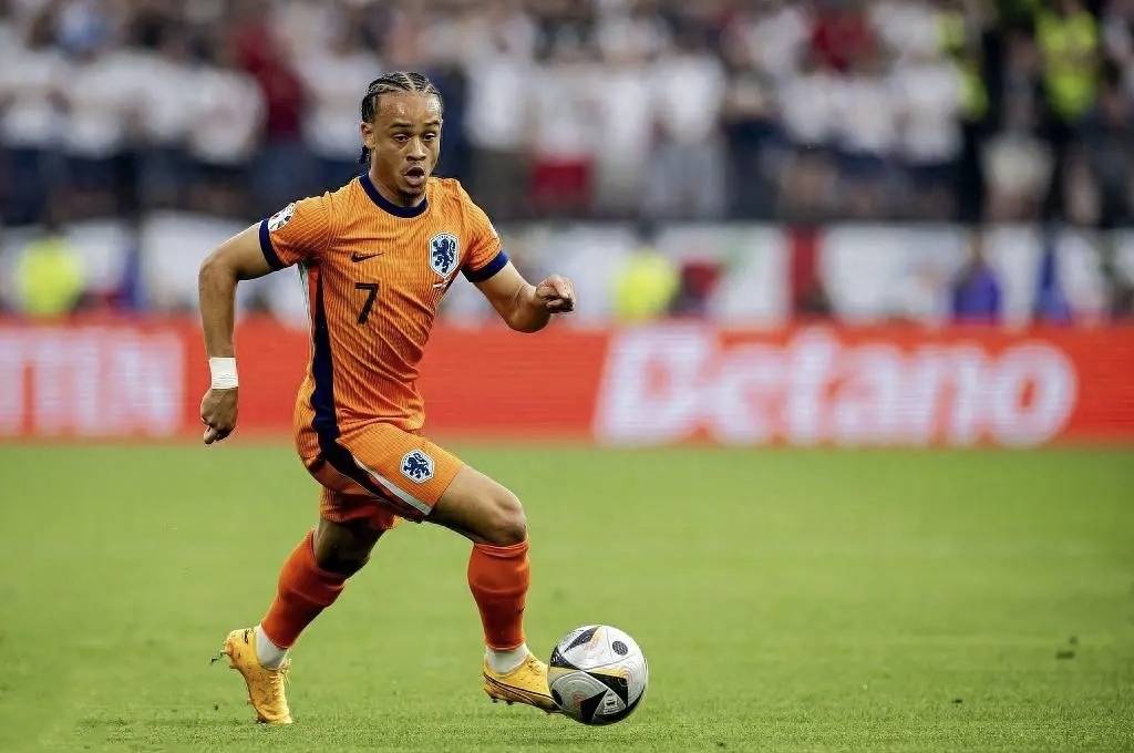 包含荷兰一支经典足球豪门寻找新任主教练以实现突破性发展的词条