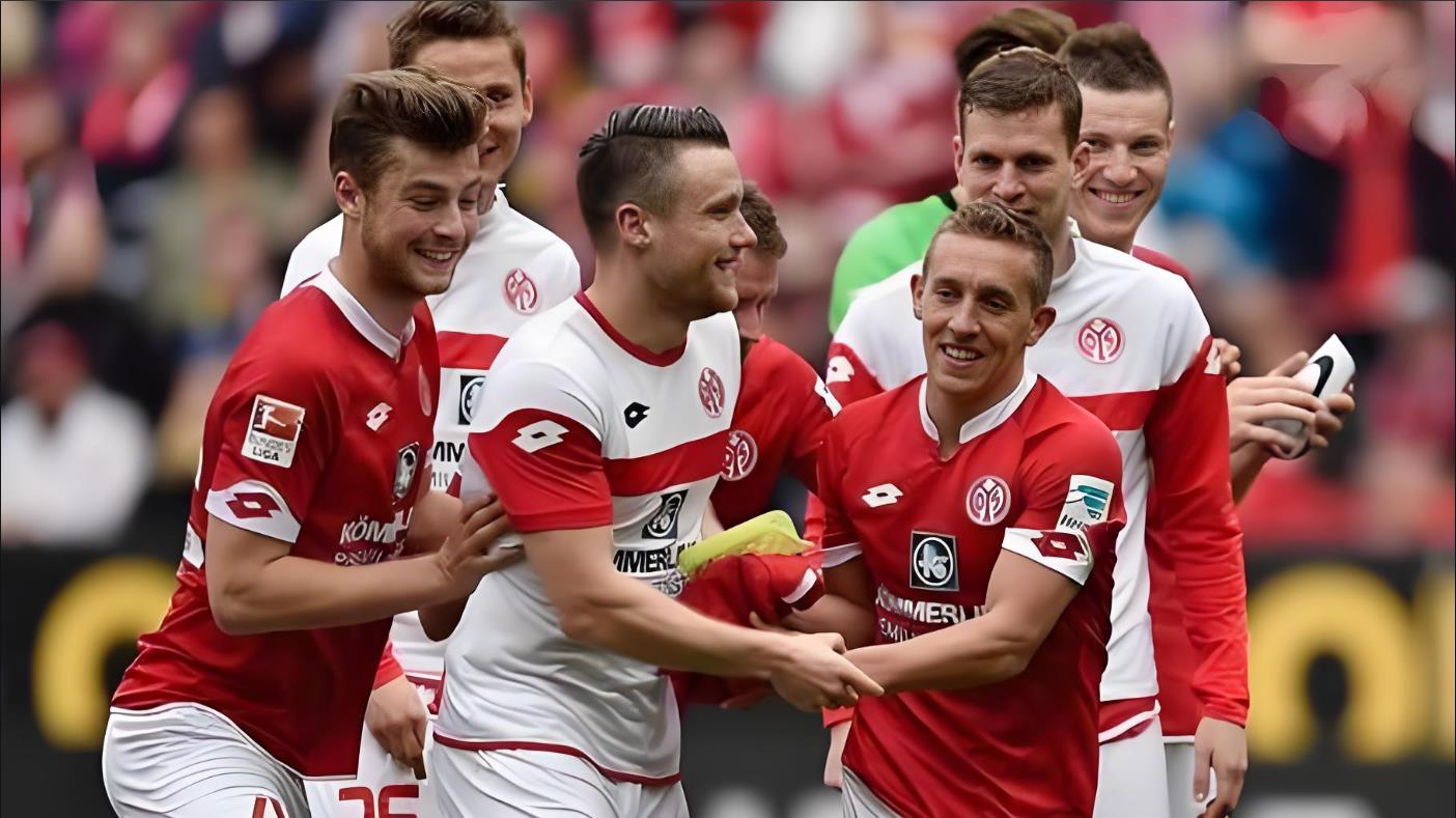 门兴格拉德巴赫队球员默契配合，一路高歌猛进的简单介绍