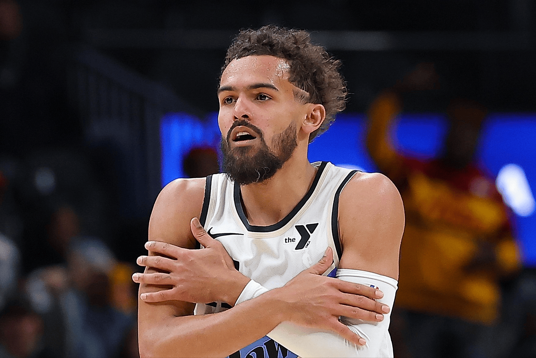 老鹰队在比赛中出现精彩扣篮集锦