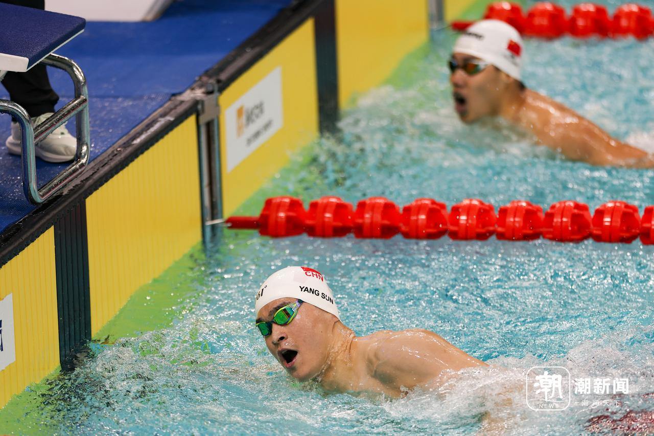 游泳比赛中选手冲刺至终点，夺得金牌