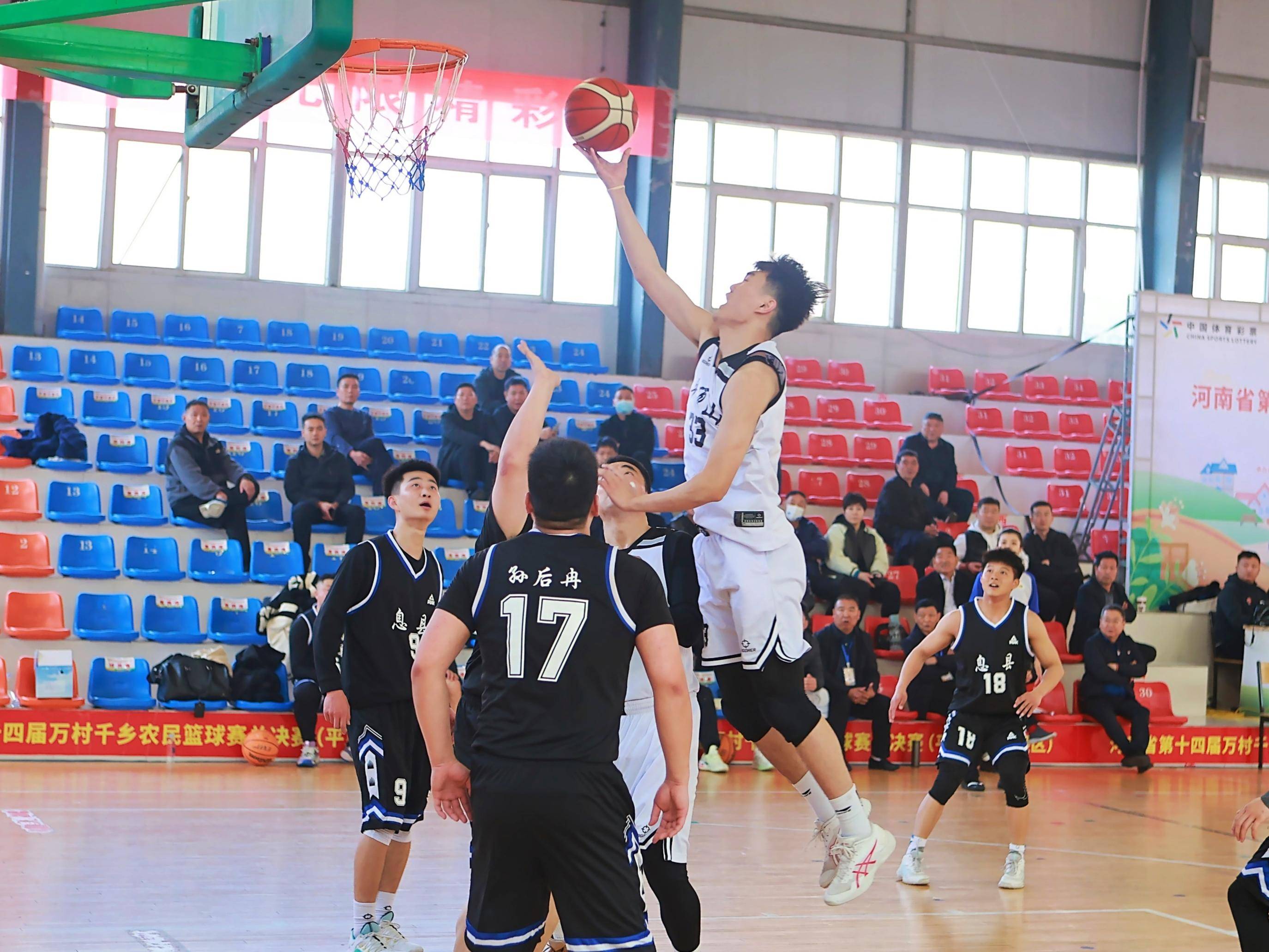 篮球比赛现场气氛热烈，球迷呐喊助威