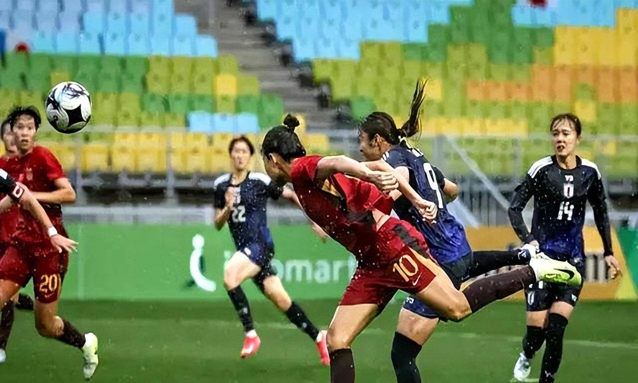 战胜困难：女足选手坚毅不拔的简单介绍