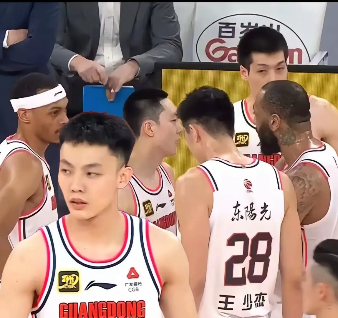 包含广东宏远队主场取得六连胜，稳居榜首位置的词条