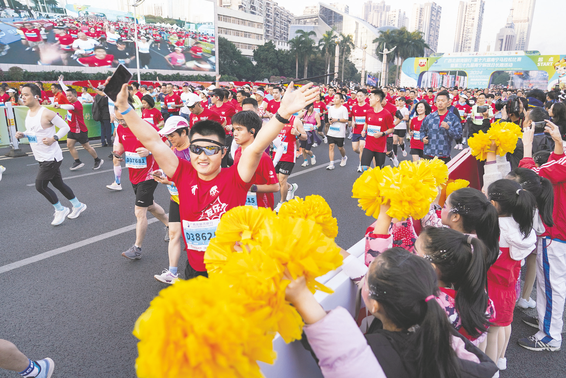 观众投入热情，为爱国偶像加油助威