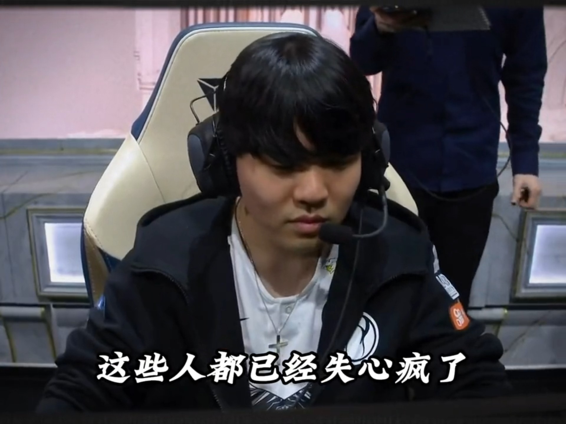 包含C9轻取FPX，JackeyLove线上压制力十足顶尖较量2025世界赛，锁定晋级资格的词条