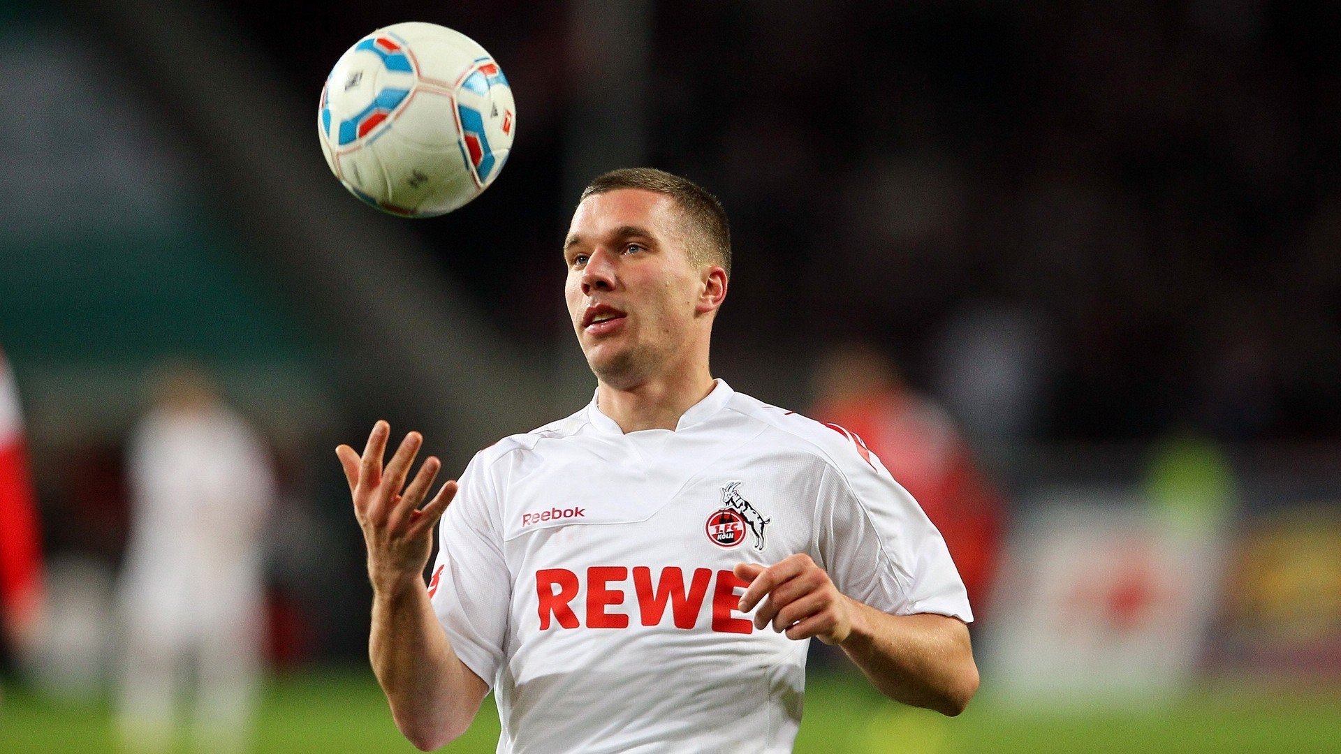 奥亚尔萨瓦尔导演三球盛宴,塞维利亚将里昂的尊严钉在皮斯胡安